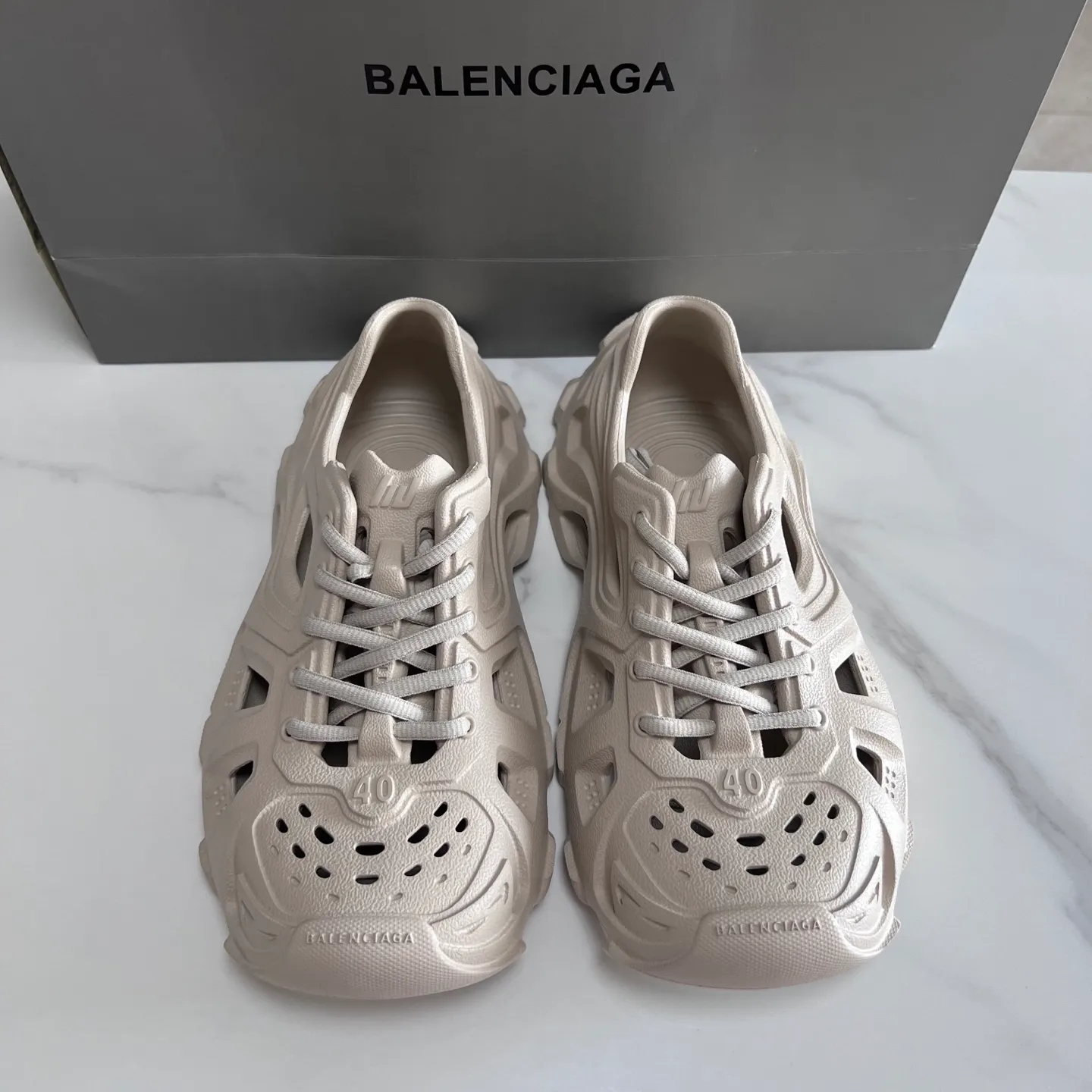 👟👟Ex-factory price 380👟👟 Balenciaga must-have beach shoes for summer. Men's and women's shoes are made of ultra-light 95% (injection molding) EVA plastic, 5% foam plastic foam cushioning material#Ultra-lightweight one-piece foam shoe mold❗New summer product, French high-end luxury brand - Balenciaga BALENCIAGA 3XL Rubber Low Top Sneakers 3XL version series summer beach wading versatile trendy lace-up casual sports hole sandals. Size: 35-46